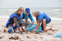 Gewäserretter*innen sammeln Müll am Strand - Foto: Felix Paulin