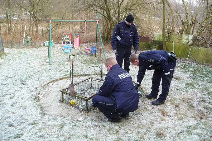 Habichtfangkorb wird sichergestellt - Foto: Komitee gegen den Vogelmord e.V.