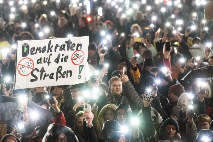 Demonstration gegen Rechtsextremismus in Darmstadt / Foto: Picture Alliance/dpa/Boris Roessler