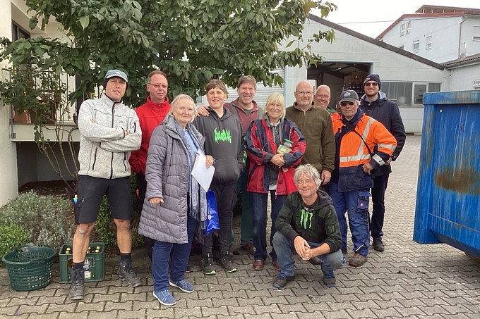 Die Helferinnen und Helfer bei der Obstannahme - Foto: Vaihinger Streuobst Initiative