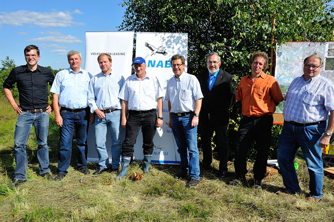    Vertreter des NABU, der VW Leasing GmbH, der Gemeinden und des Landkreises bei dem symbolischen Lückenschluss am 26.8.2013 im Lichtenmoor - Foto: J. Kasiw