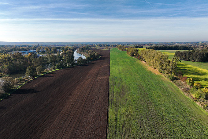 Blick auf einen Acker - Foto: Volker Gehrmann