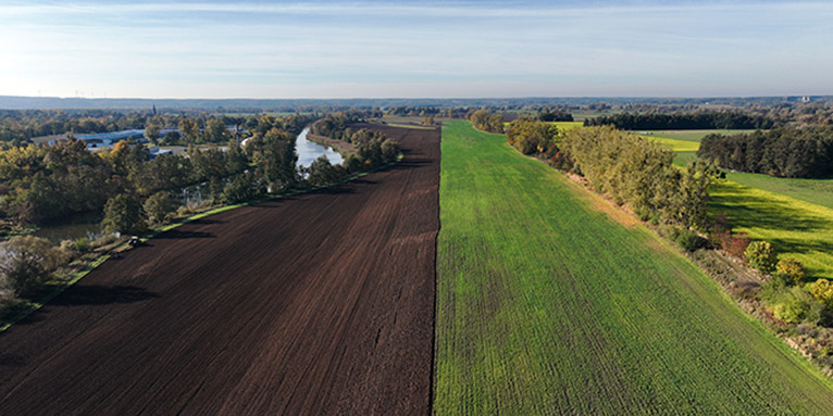 Blick auf einen Acker - Foto: Volker Gehrmann