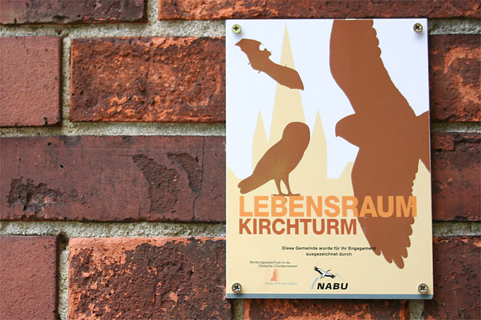 „Lebensraum  Kirchturm“-Plakette an der Kaiser-Friedrich-Kirche in Potsdam-Golm – Foto: Helge May