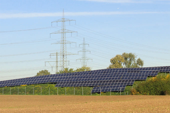 Freiflächen-Photovoltaikanlage auf ehemaliger Deponie - Foto: Helge May