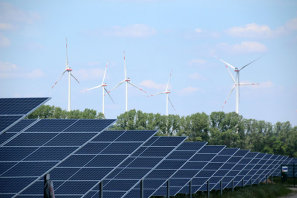 Wind- und Solarenergie - Foto: NABU/Eric Neuling